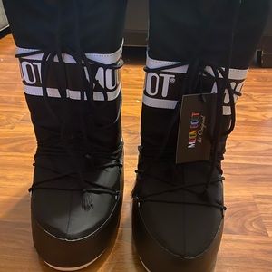 The Original Authentic ICON BLACK NYLON Moon Boot 9.5/10 FREE SHIPPING !!!